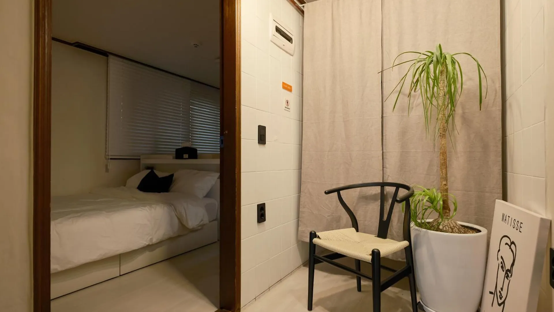 Walking Distance To Sindorim Station, 3 Rooms, 4 Queen Beds, 2 Bathrooms, 1 Minute To Yeongdeungpo Station Bus Stop Seul