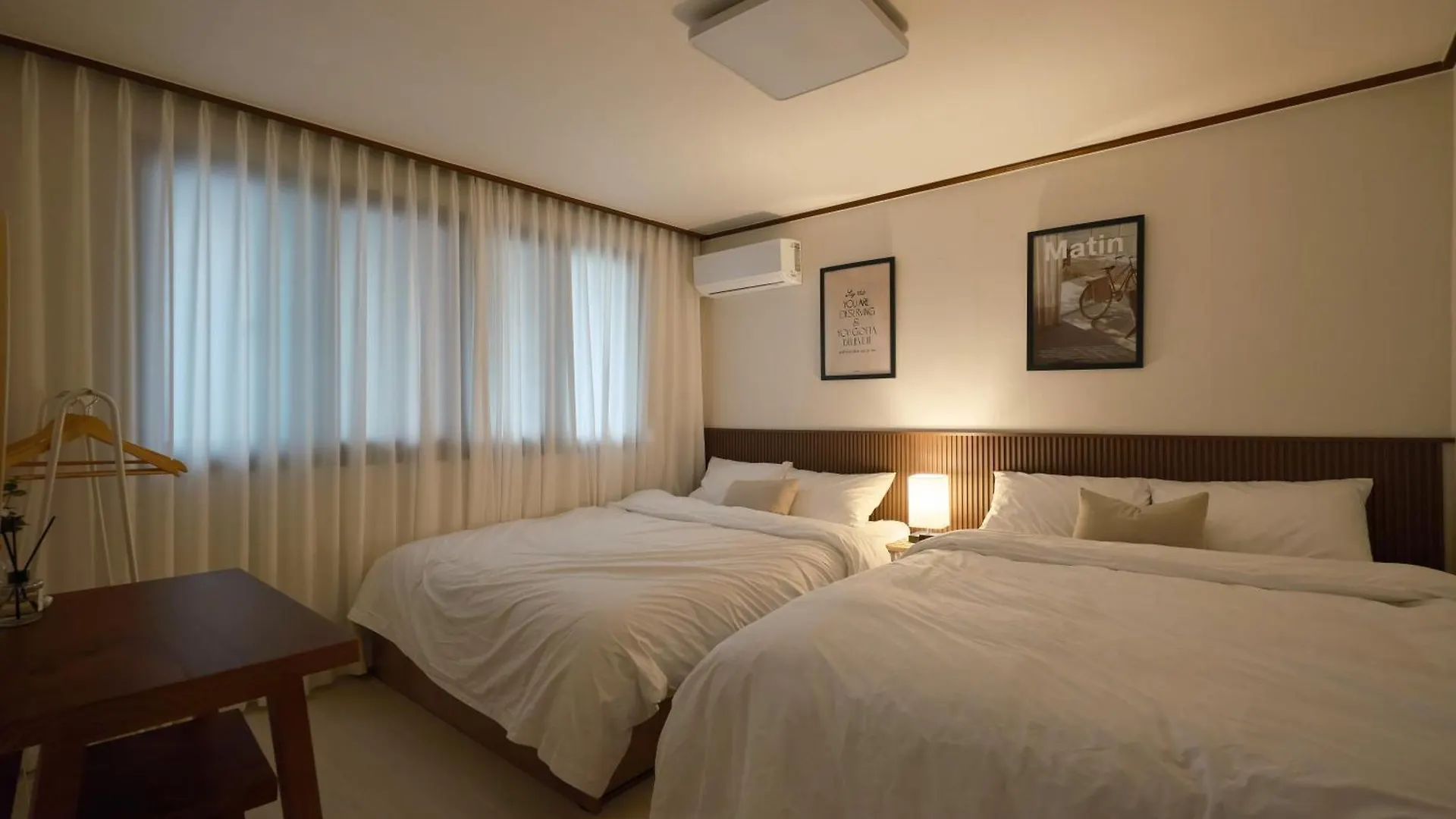 Walking Distance To Sindorim Station, 3 Rooms, 4 Queen Beds, 2 Bathrooms, 1 Minute To Yeongdeungpo Station Bus Stop Seoul Guest house