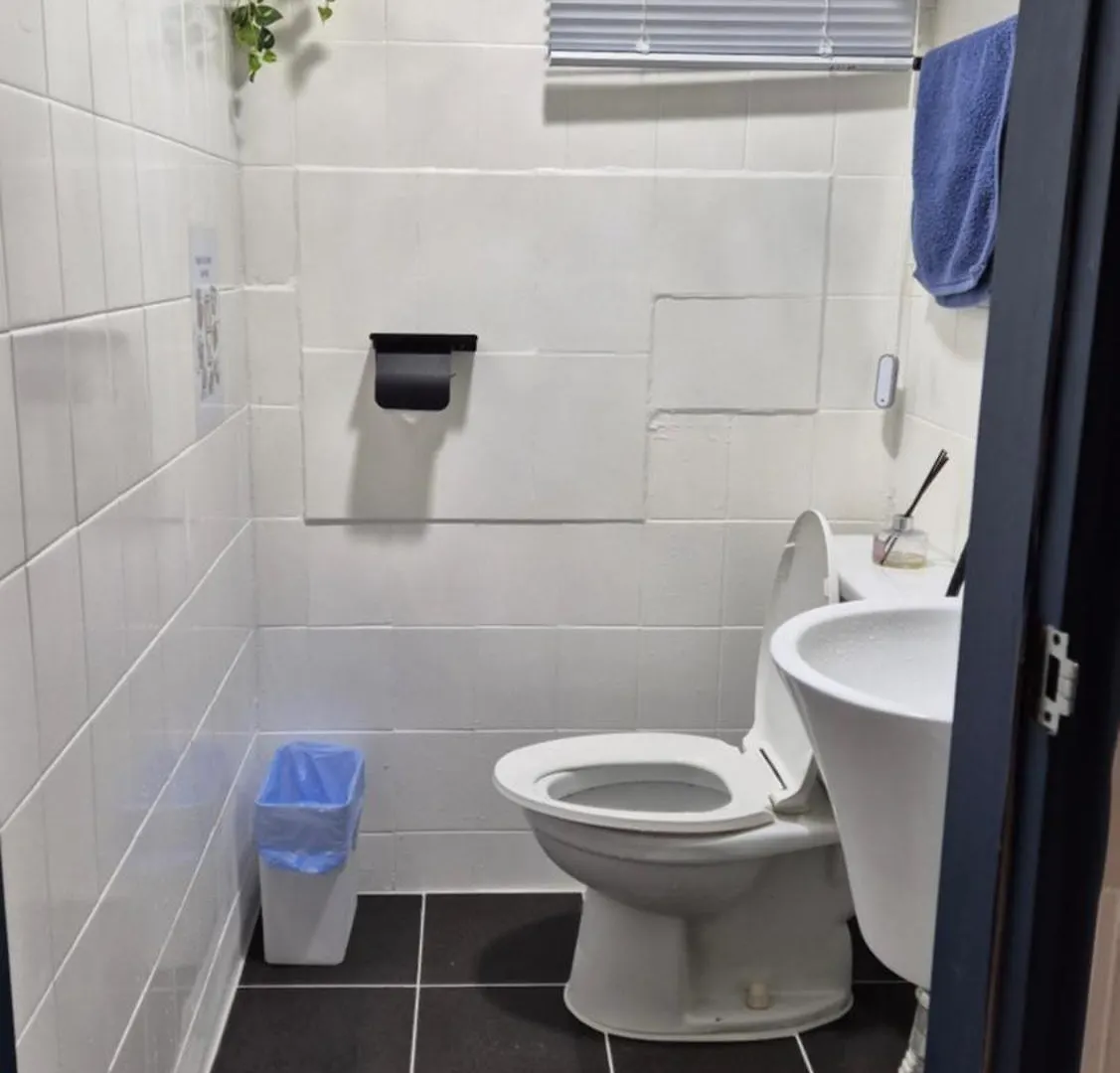 Guest house Walking Distance To Sindorim Station, 3 Rooms, 4 Queen Beds, 2 Bathrooms, 1 Minute To Yeongdeungpo Station Bus Stop Seoul